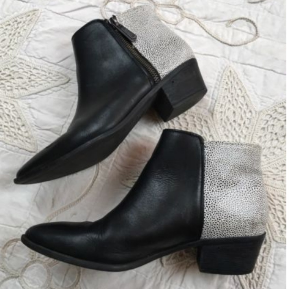 CIRCUS BY SAM EDELMAN SPIKE LEATHER BOOTIES 6